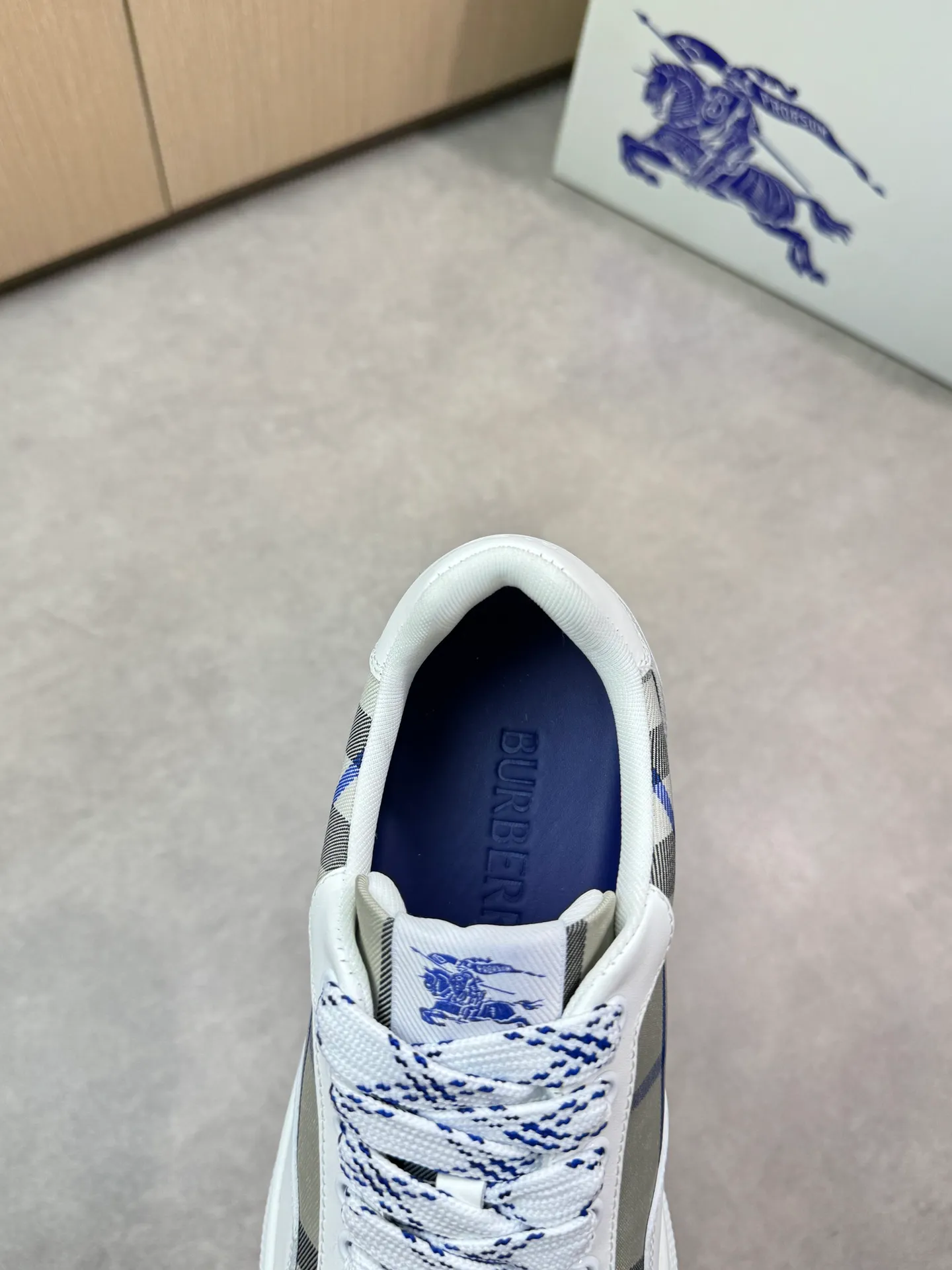 Men's shoes 💰P420💰[BURBERRY] Burberry - High-end quality original 🔍🔍🔍casual sports sneakers - Upper: imported 🔝 Napa calfskin, brand totem cloth, tongue brand cloth label - Lining: brand canvas, foot pad; water-dyed cowhide - Outsole: ultra-light TPR rubber; two-color molded outsole -Ultra-high quality control and fine workmanship: outstanding (high-end, extravagance, class) -Size: 38-44 (45 for men, can be customized)
